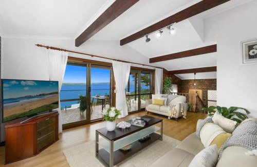 Lake Heights Maison | Spectacular Lake and Ocean View Holiday Home