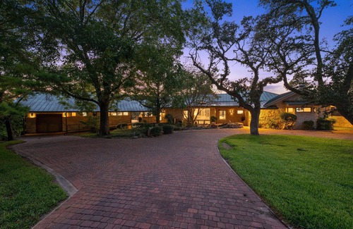 Buffalo Gap Maison | SPECTACULAR LAKEFRONT OASIS Over 400 feet frontage on 2 acres of century oaks