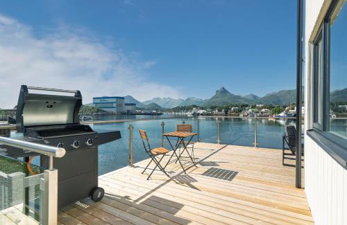 Svolvaer Maison | Spectacular mountain views with fireplace and jacuzzi