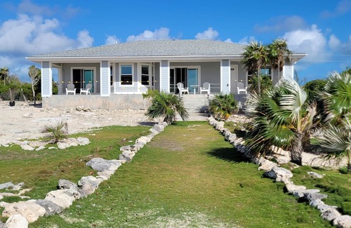 Port Howe Maison | Accueil face à l'océan spectaculaire avec une belle plage de sable isolée.