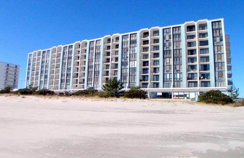 Sea Isle City Copropriété | Spectacular oceanfront views ,corner unit in the popular Spinnaker Condominiums.