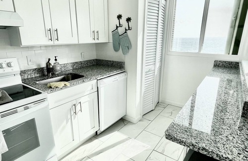 South Coast Copropriété | Spectacular Oceanfront Villa: Stunning Views, Breezes, Serenity, and Pristine!
