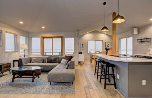Yachats Maison | Spectacular Ocean Front, Dog Friendly Home, in the Heart of Yachats