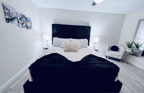 Paradise Valley Village Maison | Spectacular One Bedroom Guest House