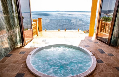 Badia de Palma Villa | Spectaculaire villa de luxe en front de mer avec piscine à cascade et Jacuzzi