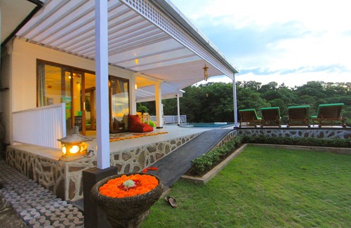 Temukus Villa | Rinisha Rumah Senja, petit déjeuner gratuit et spectaculaire coucher de soleil sur la mer, Lovina Bali