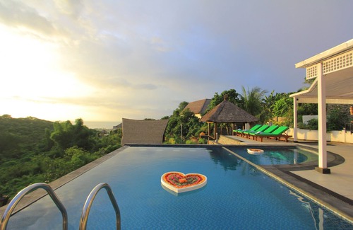Temukus Villa | Rinisha Rumah Senja, petit déjeuner gratuit et spectaculaire coucher de soleil sur la mer, Lovina Bali