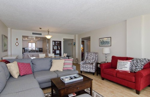 Wrightsville Beach Copropriété | Condo rénové avec goût en bord de mer avec piscine et courts de tennis