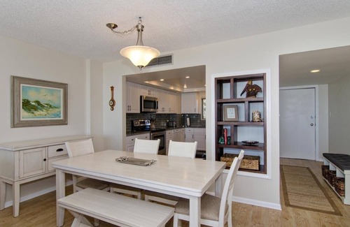 Wrightsville Beach Copropriété | Condo rénové avec goût en bord de mer avec piscine et courts de tennis