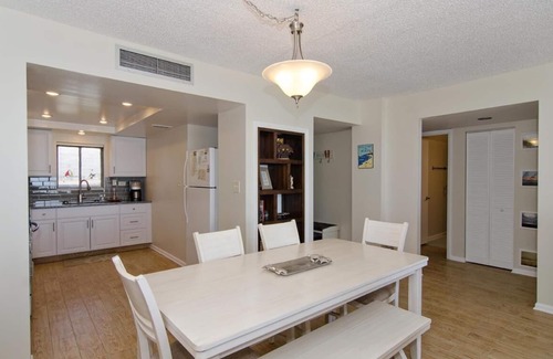 Wrightsville Beach Copropriété | Condo rénové avec goût en bord de mer avec piscine et courts de tennis