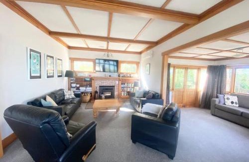 Bluff Hill Villa | Spectacular View atop Napier Hill - Space for all!