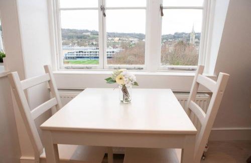 Bath Appartement | Spectacular views, 1 Bed Central Bath Apartment