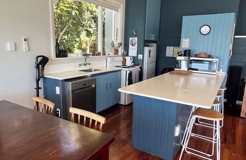 Wainui Maison | Piwakawaka Retreat - un chalet chaleureux et tranquille sur le front de mer à Wainui