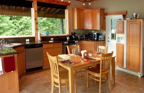 Hoodsport Maison | Spectacular Views from every room Right on the Lake with Dock & Kayaks