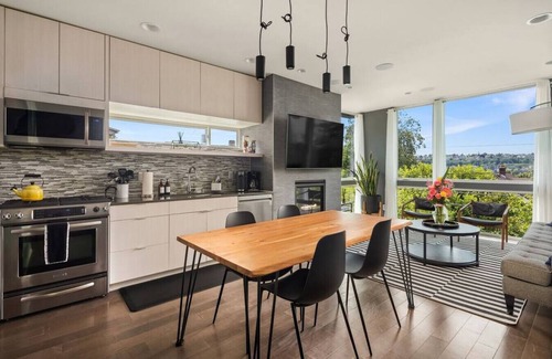 Eastlake Maison | Moderne 5 Histoire Maison de ville avec une vue panoramique sur le toit et privé!