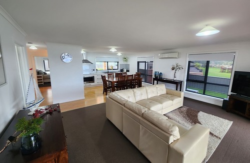 West Coast Tasmania Maison | Spectacular views of Macquarie Harbour from your very own private deck!