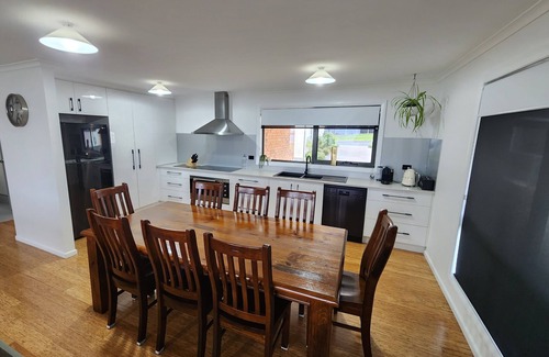 West Coast Tasmania Maison | Spectacular views of Macquarie Harbour from your very own private deck!
