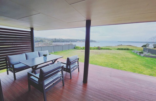 West Coast Tasmania Maison | Spectacular views of Macquarie Harbour from your very own private deck!
