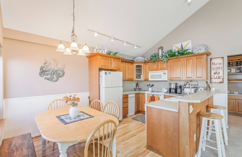 Netarts Maison | Spectacular views of the Pacific Ocean and Bay - 3 Bedroom house sleeps 8.