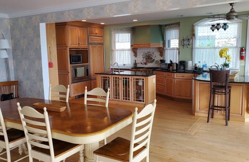 Island Heights Maison | Spectacular waterfront w/private Beach 5 BR Island Heights