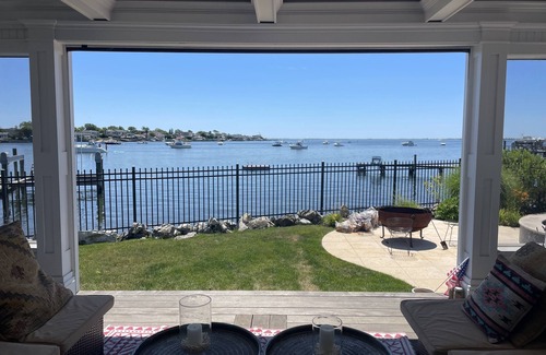 Massapequa Maison | Spectacular Waterfront Montauk Beach house In Massapequa, LI