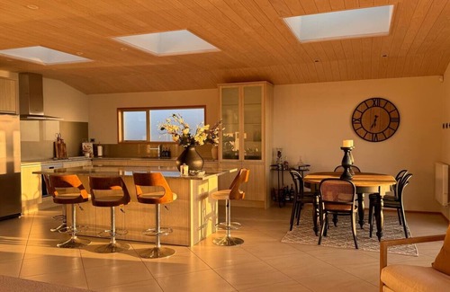 Omokoroa Maison | Spectacular Waterfront Sanctuary plus 1 brm self contained Cottage