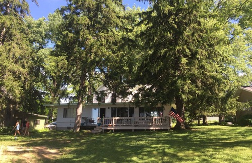 Green Lake Cottage | Spectaculaire Waterfront Cottage sur le magnifique lac Vert. Parfait pour les familles!