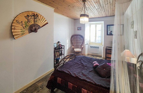 Angles Maison | Spend a relaxing vacation in this inviting cottage with rustic charm.