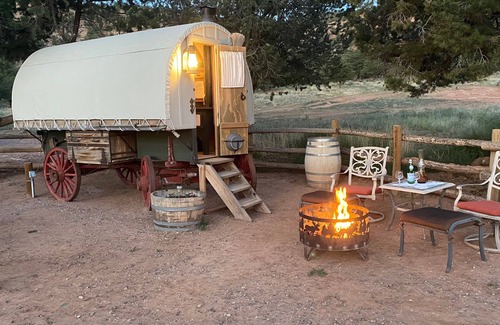 Grover Cabine | Spend a romantic night in a shepherds camp wagon