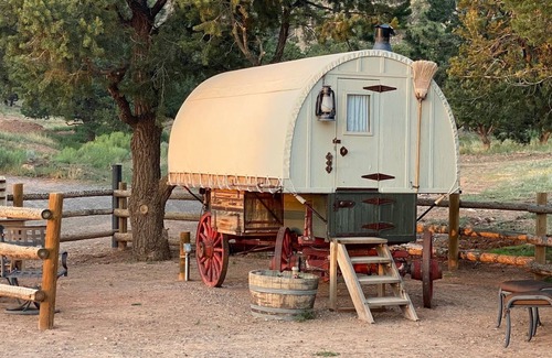 Grover Cabine | Spend a romantic night in a shepherds camp wagon