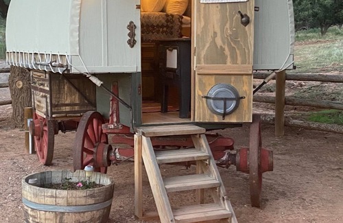 Grover Cabine | Spend a romantic night in a shepherds camp wagon