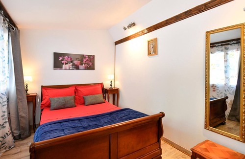 Cormatin Maison | Spend an unforgettable vacation in this inviting vacation home with pool.