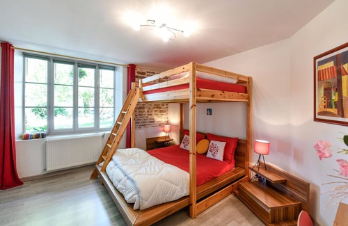 Cormatin Maison | Spend an unforgettable vacation in this inviting vacation home with pool.
