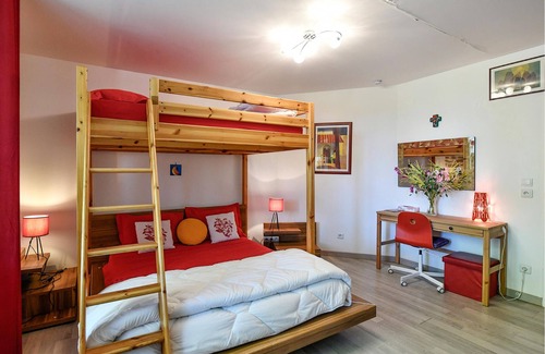 Cormatin Maison | Spend an unforgettable vacation in this inviting vacation home with pool.