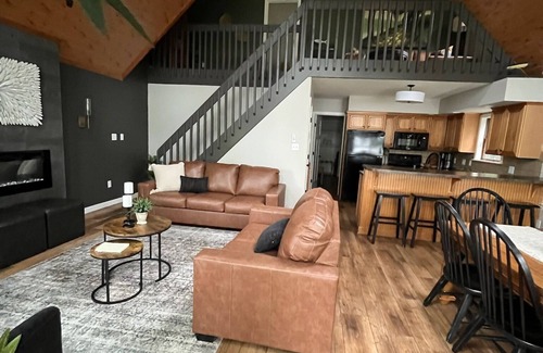Drums Cabine | 5-bedroom LAKEFRONT cabin! New listing! Fishing and kayaking from the backyard!