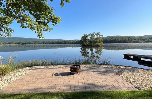 Drums Cabine | 5-bedroom LAKEFRONT cabin! New listing! Fishing and kayaking from the backyard!
