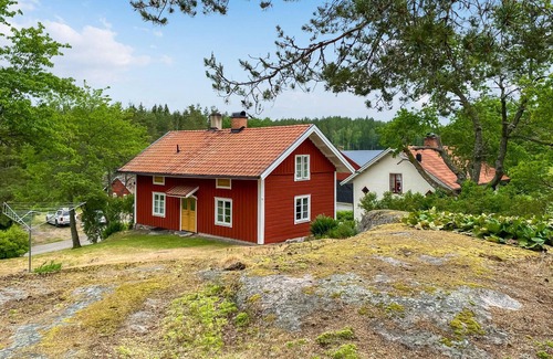 Valdemarsvik Maison | Spend wonderful vacations in this vacation home with outdoor jacuzzi