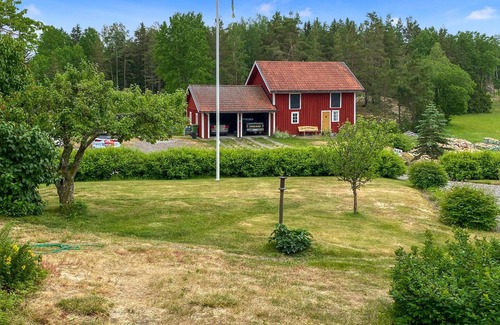 Valdemarsvik Maison | Spend wonderful vacations in this vacation home with outdoor jacuzzi