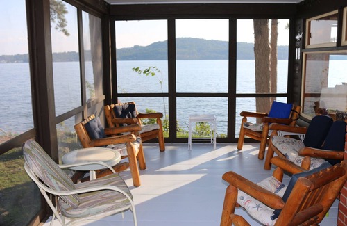 Meredith Cabine | Broche Point - Charme Winnipesaukee Lakeside Chalet (NH)