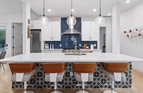 Galindo Maison | Splash Manor! Heated Pool, Gym, and Shuffleboard Table