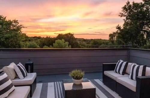 Galindo Maison | Splash Manor! Heated Pool, Gym, and Shuffleboard Table