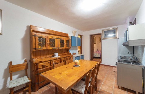 Stintino Villa | Splendide villa de deux étages au centre avec terrasses, vue sur mer et climatisation.