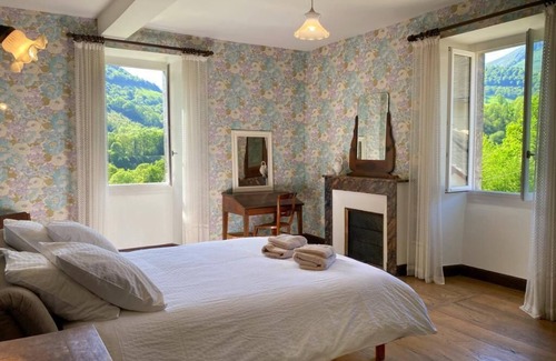 Issor Lit Et Petit-Déjeuner | Splendide Corps de Ferme au pied des Pyrénées, vue imprenable
