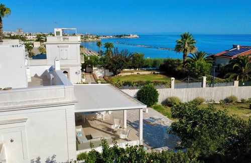 Trani Villa | Magnifique villa antique restaurée à 150 mètres de la mer. Trois chambres