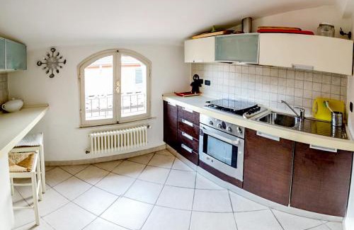 Carrara Appartement | Splendida mansarda open space, finiture di lusso.