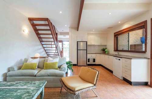 Angourie Maison | Spooky Beach Lodge - Oceanstays