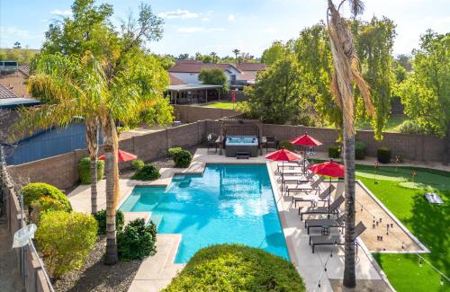 Glendale Maison | Sport Court Pool Hot Tub Pool Table Fire Pit Games