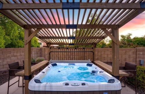 Glendale Maison | Sport Court Pool Hot Tub Pool Table Fire Pit Games