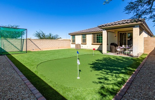 Glendale Maison | Sports Lovers Walk To Fun! Golfers Paradise!