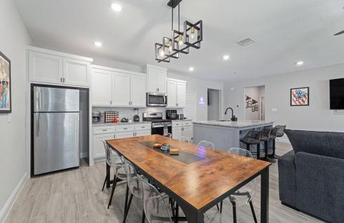 Central Arlington Maison | Sporty Spot - Hot Tub - Walk to AT&T Stadium
